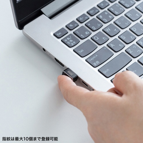 USB指紋認証リーダー(Windows　Hello対応)　1個 黒いUSBリーダーが横向きで置かれ、滑らかな表面が強調されている様子