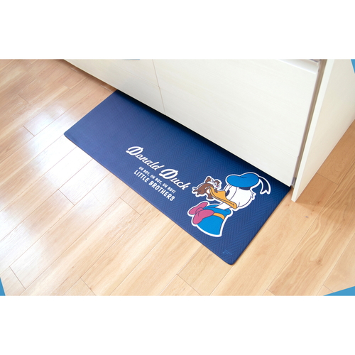 拭いてお手入れするキッチンマット約45×120cm　NV 滑らかな表面にダークブルーのマットが広がり、端がピッタリと揃っている様子