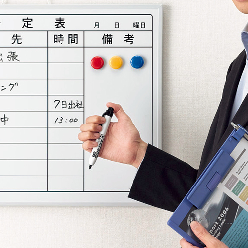 ノック式ホワイトボードマーカー　カートリッジタイプ　中字丸芯　黒　1本 上部からの視点でキャップ付きのマーカーが立てられている様子