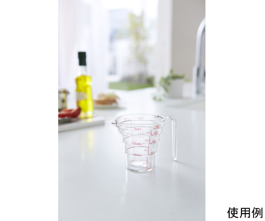 段々計量カップ200ML 透明な計量カップが前面から撮影され、計量目盛りが明確に表示されている様子