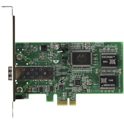 PCI　Express接続　SFP対応ギガビットイーサネットLANカード　1個 斜め手前からの角度で、金属ブラケットとSFPスロットが並ぶ緑色基板と金色のPCI Express端子が見える状態