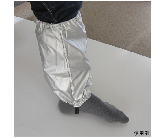 アルミ防水スパッツ　35cm 光沢のあるアルミ素材で覆われた防水製品が横向きに置かれている様子