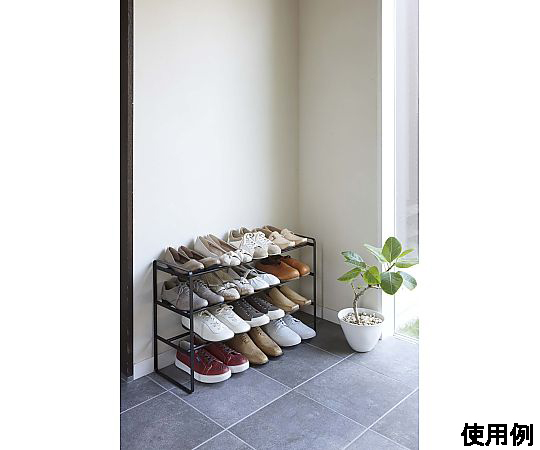 410-700x250x460mm シューズラック 木製のシューズラックが前面から見える状態で、3段に靴が並んでいる。