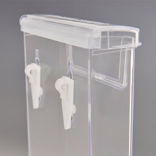 売場備品 カタログホルダー用フック HB1(2ケ袋入) 友屋 フックが2つパッケージされた状態で、透明な袋に封入されている様子。