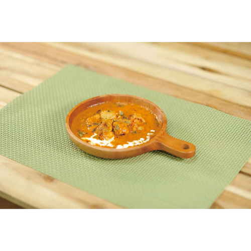 木製食器　ハンドル付プレート17cm　ウッドブレス　キャプテンスタッグ 持ち手が付いた木製プレートが鮮やかな色合いで並べられている様子