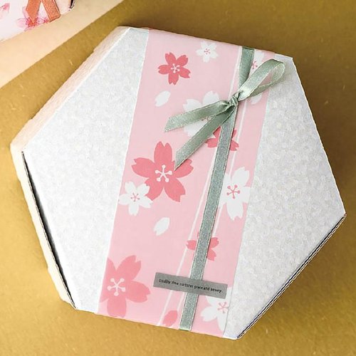 贈答箱 KRW-HGM きらび六角BOX-M/ホワイト(10枚) ヘッズ 白い六角形のボックスが横に並び、きらびやかな質感が際立つ様子