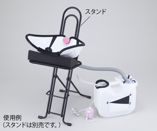 ポータブルシャンプーボール 青いカラーの洗面器が斜めに傾いた状態で、立体的なデザインが際立っている。