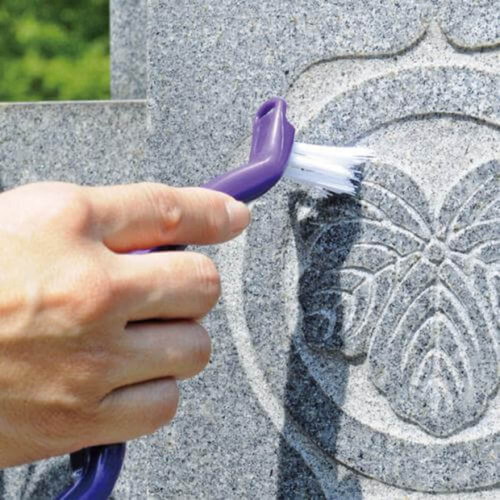 お墓洗い　墓石用溝洗いブラシ ブラシの先端部分が強調された斜めからの撮影、ブラシの毛先が鮮明に見える状態。
