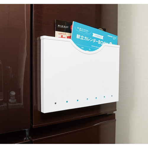 キッチンホルダー ポケットホルダー マグネットシート付き A4サイズ対応 透明なポケットに書類が入っている様子、マグネット部分が上部に配置されている。