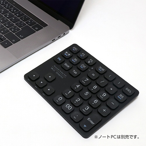 ミヨシ　Bluetooth十字キー付　ワイヤレステンキー　ブラック　1個 正面から見たワイヤレステンキーで、十字キーと各種ボタンの配置が分かりやすい状態。