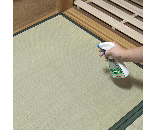 タタミ・押入れ用カビ止め　250mL 透明なボトルに入った液体が見える状態