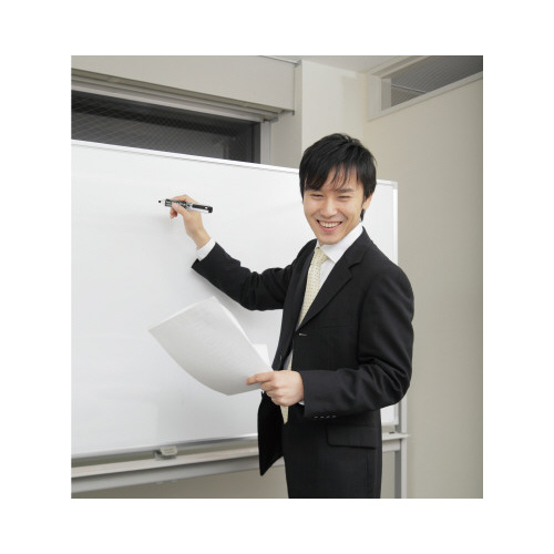ハンディ ホワイトボードマーカー 中字丸芯 黒5本 黒いキャップと太い丸芯が並んだ5本セットのマーカーが横向きで置かれている状態