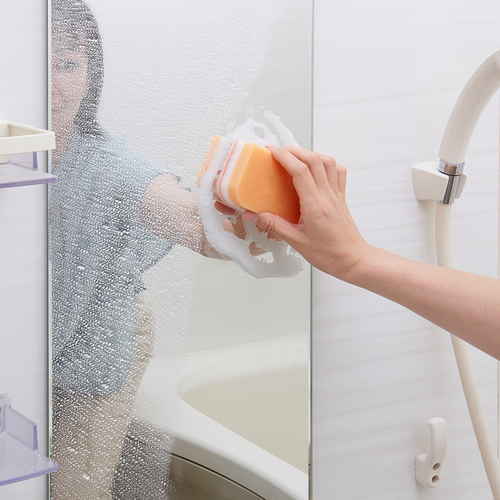 お風呂洗剤　業務用スカッと浴室クレンザー パッケージが斜めから撮影されており、透明な液体が内部に見える状態