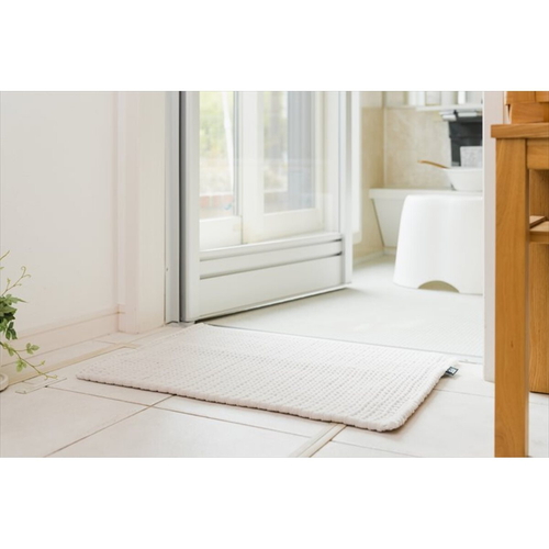 SUSU抗菌タオルスタイルバスマット　Sサイズ　36×50cm　グレー 柔らかな素材で折りたたまれたマット、グレーの色合いが際立つ状態。