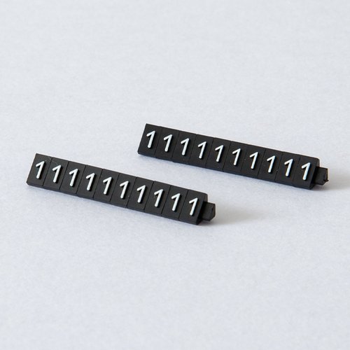 陳列備品 ニュープライスキューブ補充S用(20粒) 黒/白 1 友屋 黒と白の異なる色合いのパーツが均等に並んでいる様子