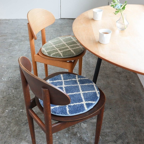 キャンパスタフトチェアパッドチェックBL　ブルー 青いチェック柄のクッションが置かれた椅子の上の様子