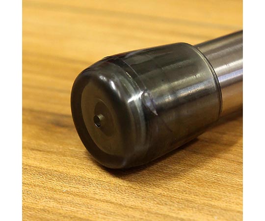 キズ対策脚音　鉄板入パイプイスキャップ　13mm　4個入 黒いプラスチックキャップが円形で、パイプの先端に取り付けられている様子