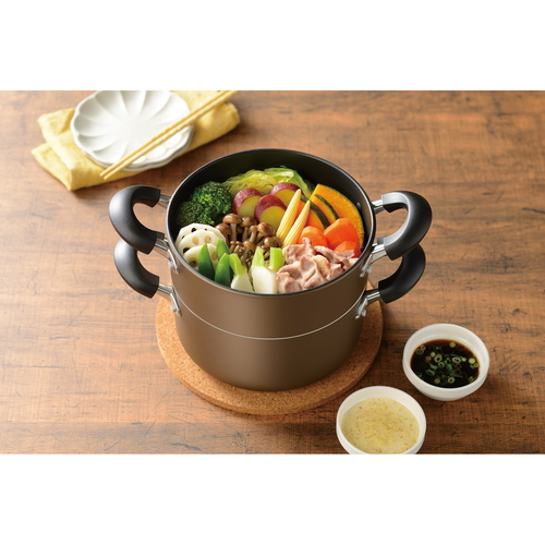 蒸し鍋　Newおおらか鍋　IH二段蒸し料理鍋24cm 持ち手が確認できる上部からの俯瞰ショット、蓋付きの蒸し鍋が整然と配置されている様子