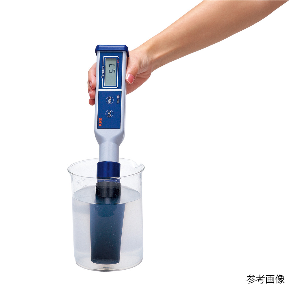 濁度計 透明な容器に収められたデジタル表示の本体が斜めに配置されている様子