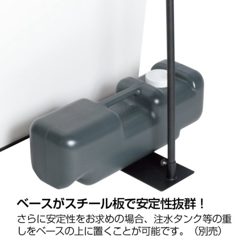 イベント用品 イージーバナー W600 友屋 [バラ販売] 白いバナーが広げられ、横長のデザインで風になびいている様子