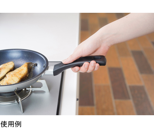 ミラマイト IHフライパン 20cm フライパンの底面が見える角度での撮影、滑らかな表面と持ち手が特徴的。