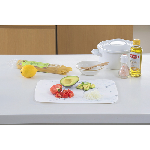 まな板　抗菌　38.5×28.5cm　L　シートタイプ　おこしやすいシートまな板　食洗機対応　抗菌　40×30cm 白いシートに包まれた清潔感のあるまな板が横置きされている様子