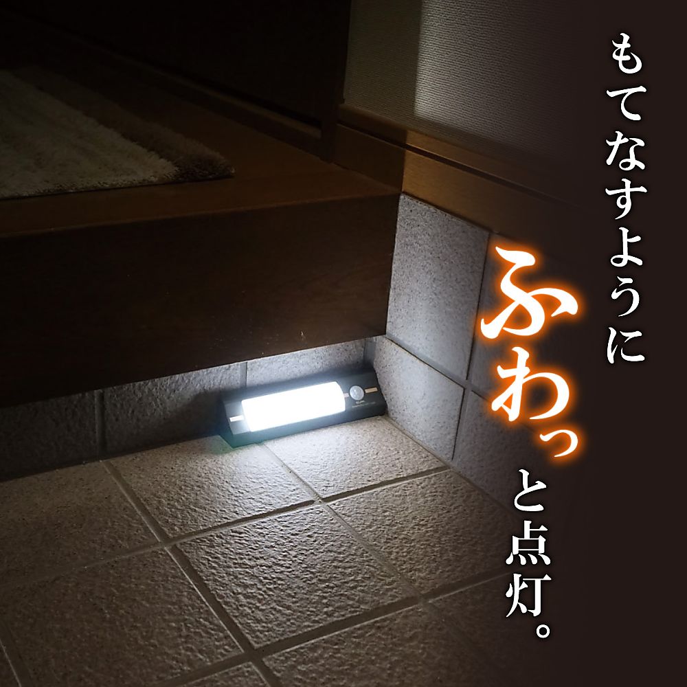 もてなしライト 光を放つスタイリッシュなデザインのランプがテーブルの上で輝いている様子