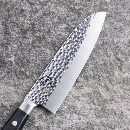 三徳包丁　関孫六　いまよう　三徳165mm　000AB5456 銀色の刃が光を反射し、黒いハンドルと対比を成す鮮やかな姿