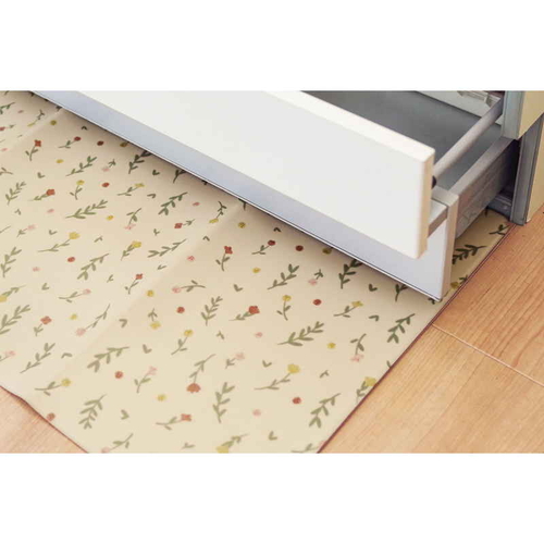 もう油汚れを気にしない!拭けるキッチンマット45×75　フラワー 色とりどりの花柄が施されたキッチンマットが敷かれた様子