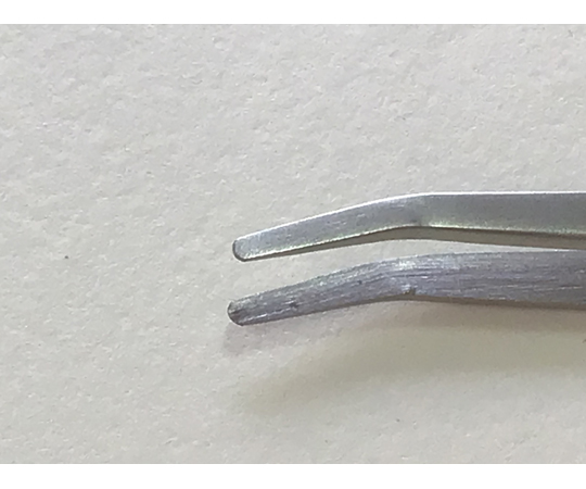 特殊ピンセット　先端薄フラット曲がり　120mm 先端がフラットで曲がったピンセットが横向きに置かれている様子