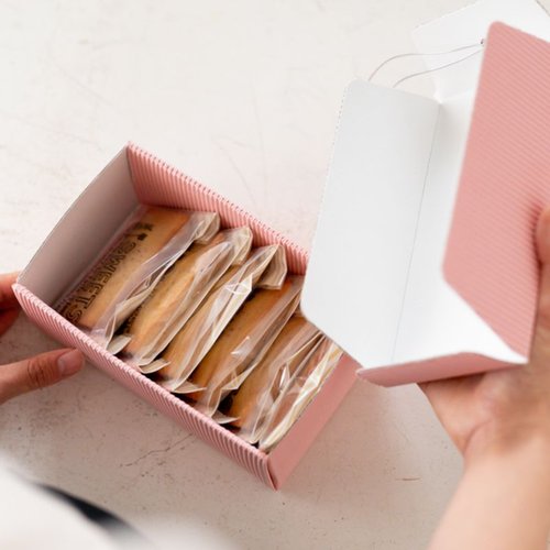 ギフト箱 フルートギフトボックス-S ピンク(10枚) ヘッズ 鮮やかなピンク色のギフトボックスが整然と並んでいる様子