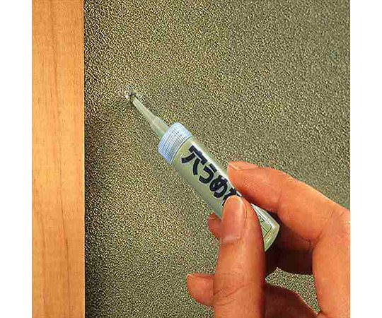 和室の穴うめ材　うぐいす色　10mL パッケージの前面が鮮やかに映し出されている状態