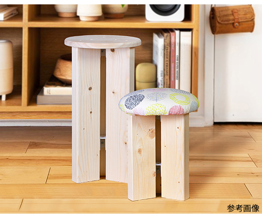 2×4スツールキット 全体が木材で構成されたスツールパーツが散りばめられた状態