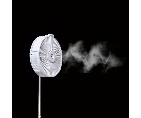 俺の充電式移動ミストファン 斜めから撮影されたスリムなデザインのファンが、ミストが出ている様子