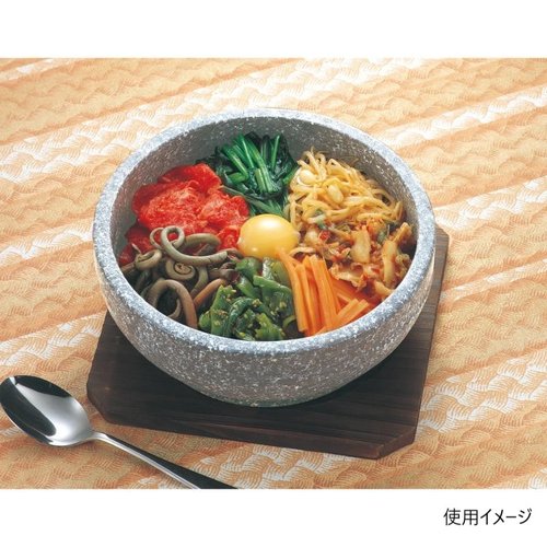 調理小物 韓味家 石焼ビビンバ鍋16cm(置台付) パール金属 黒い陶器の鍋が置台の上に置かれ、表面にはテクスチャーが見える状態