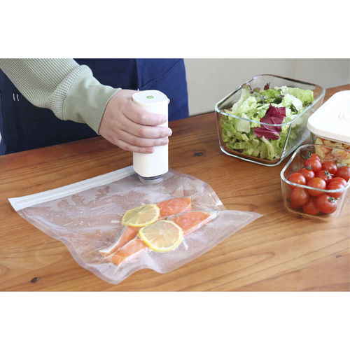保存容器　800ml　真空シーラー　Fresh　Planキャニスター　M 透明な容器が真空シーラーで閉じられ、蓋がしっかりと密閉された状態。