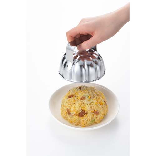 ご飯型　ハナ　料理のいろは　ライス型ハナ　ステンレス　燕三条製 商品が立てられた横からの視覚、金属製の光沢が際立つ状態。