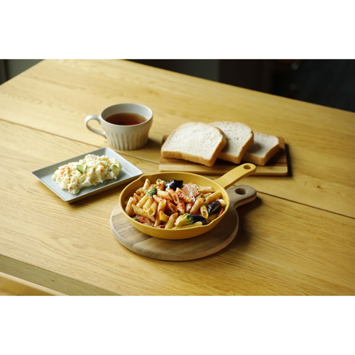 グリルプレート　丸型　19cm　IH対応　copan　食洗機対応　マスタード 質感のある黄土色のプレートが滑らかな表面でスタイリッシュに見える。