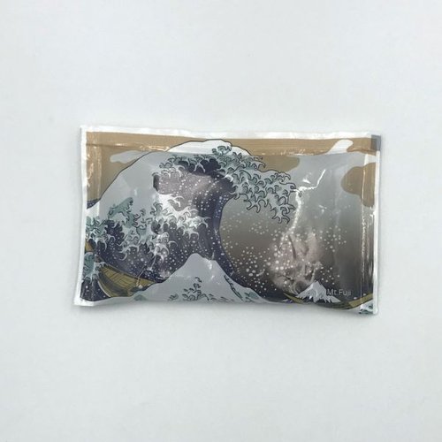 保冷剤 キャッチクール CR-100 富士山 トライ・カンパニー 富士山のデザインが施されたパッケージの正面が見える状態