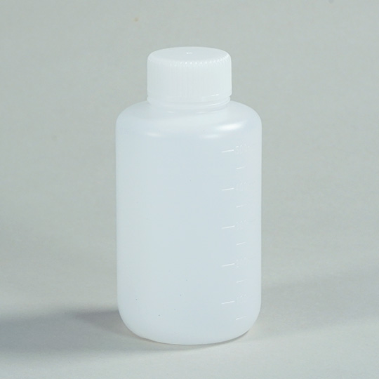 Jボトル丸型 細口（ナチュラル） 500mL 滅菌済 100本 1503-04 透明な細口ボトルが整然と並び、キャップ付きで清潔感のある状態。