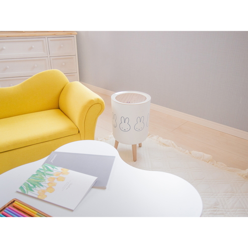 ゴミ箱　miffy　小物入れ兼ダストボックス 白色の四角い容器、可愛らしいキャラクターがデザインされた正面の様子。
