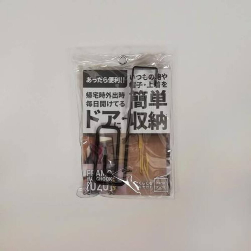 ドアフック ロング フレーモ ウズ ハングフック スチール製 ブラック 黒色のスチール製フックが、無地の背景に取り付けられた状態