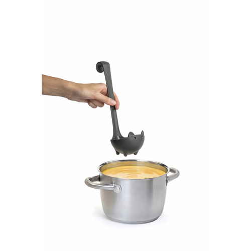 OTOTO　お玉　ケーティー　キャットレードル　ブラック 猫の形をしたお玉が黒く光沢のある状態で見える。