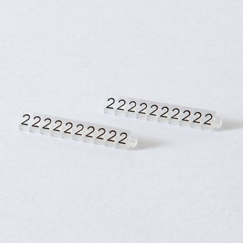 陳列備品 ニュープライスキューブ補充S用(20粒) 透明/黒 2 友屋 透明と黒の補充カプセルが大小異なる形で並んでいる様子