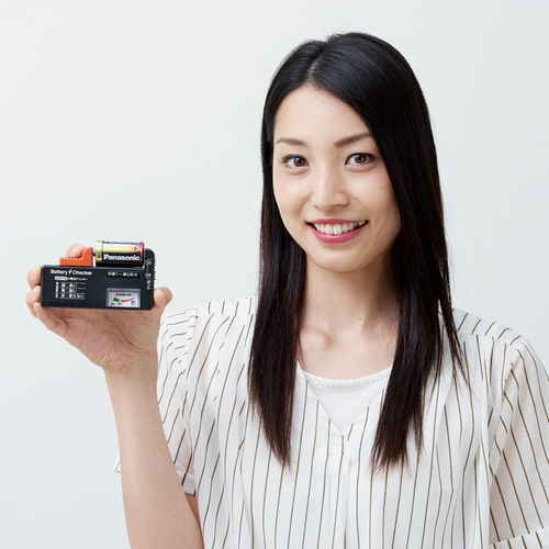 電源不要の電池チェッカー 丸いメーターとスイッチがある本体の正面が見える状態