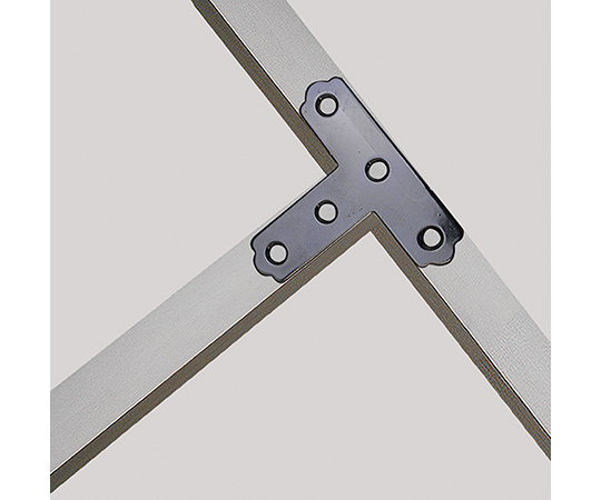 カラー隅金　T字　黒　67×54mm 黒いT字型の隅金が正面から見える状態、角がしっかりとしたデザイン。