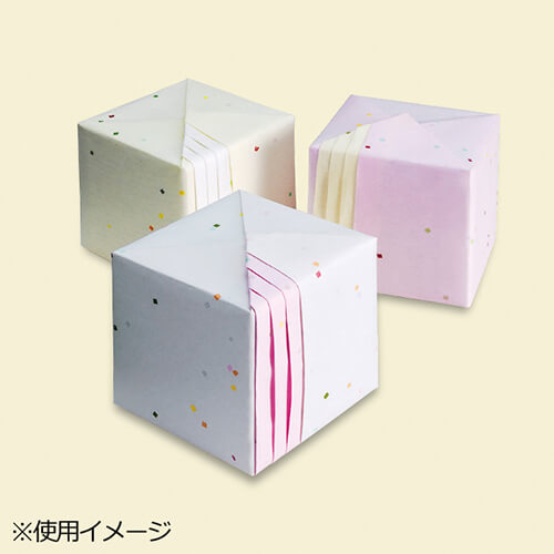 和紙 花こよみ 白 扇状に広げられた数枚の白い紙が重なり、細かな繊維の質感が分かる様子