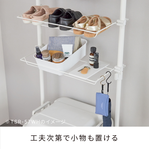 突っ張り　つっぱりシューズラック　マットホワイト 白いシューズラックが壁に寄りかかり、3段に靴が整然と並べられている様子