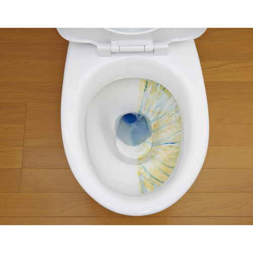 トイレ洗剤　トイレキバミ取り　1007514 パッケージが側面から見える状態で、キャップ付きの容器が手に持たれている様子