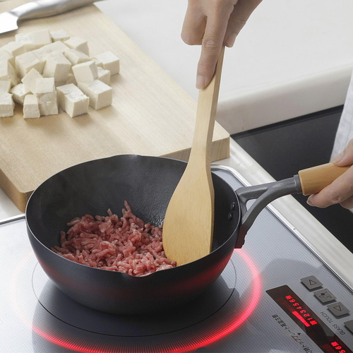 いため鍋　ファイバーエンボス　鉄いため　20cm 表面にエンボス加工が施された鉄製の鍋の側面が見える状態